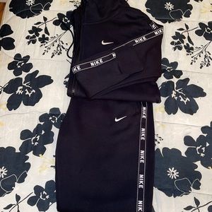 Nike Jogger Set w/ Nike Logo Embroidery